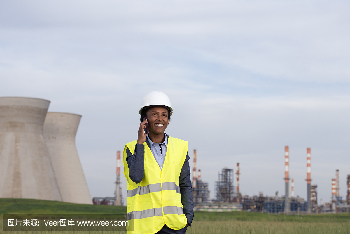 在化工廠打電話(huà)的女商人。